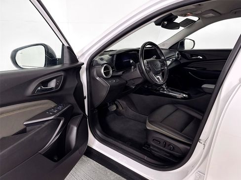Used 2025 Chevrolet Trax ACTIV w/ Driver Confidence Package FWD image 3