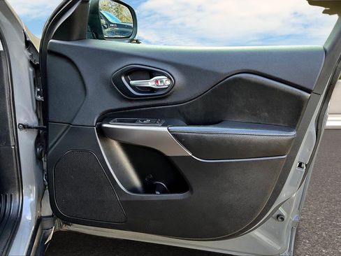 Used 2019 Jeep Cherokee Latitude Plus w/ Cold Weather Group image 20