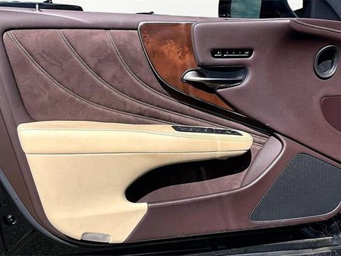 Used 2018 Lexus LS 500 w/ Accessory Package (Z2) image 17