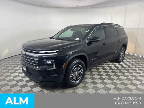 Used 2024 Chevrolet Traverse LT image 1