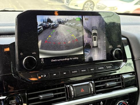 Used 2025 Nissan Pathfinder SL image 9