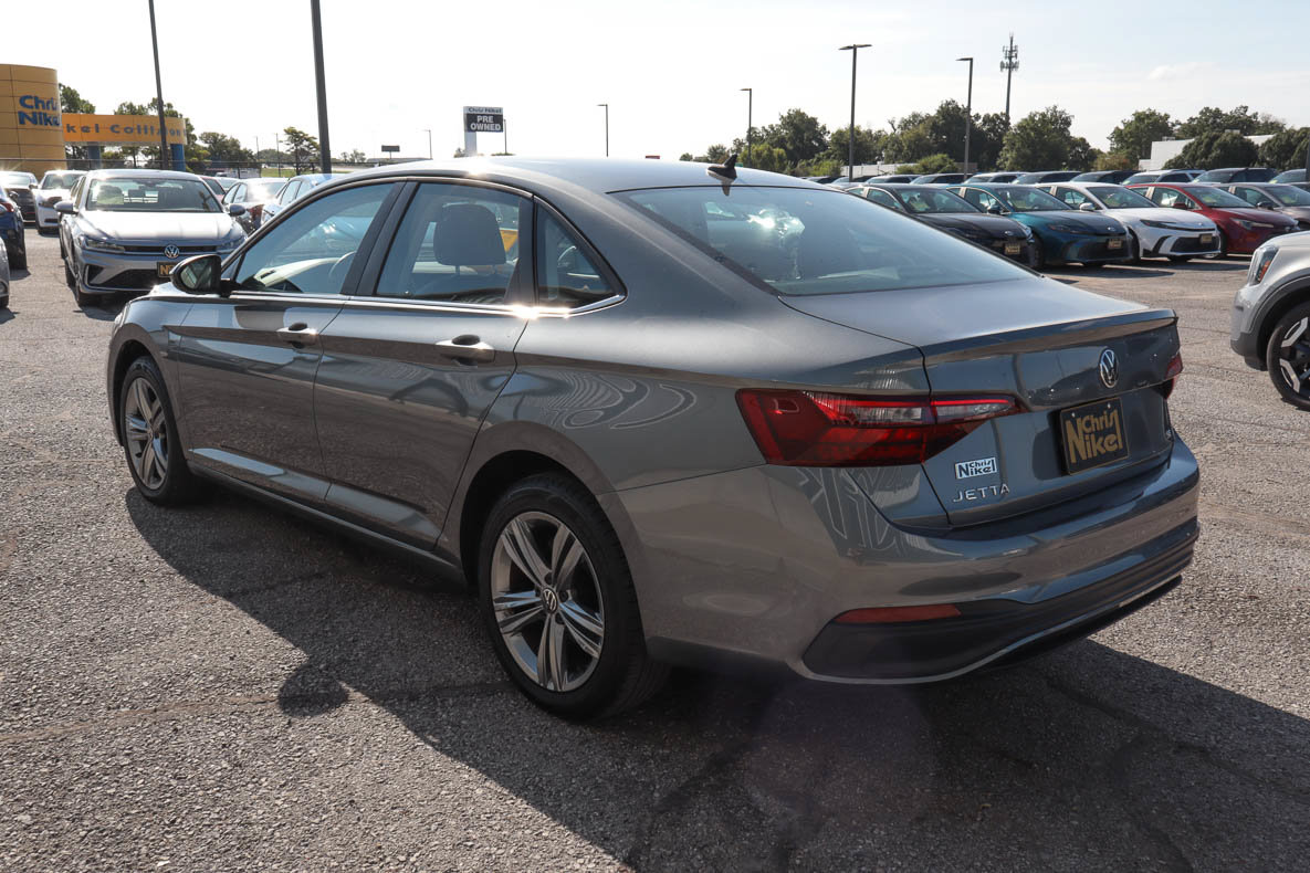 Used 2024 Volkswagen Jetta SE FWD image 4