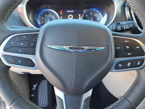 Used 2024 Chrysler Pacifica Touring-L image 15