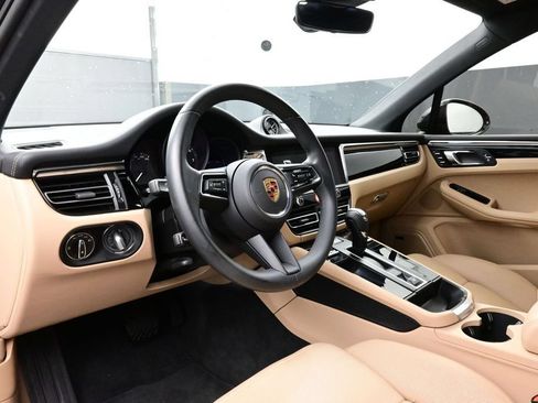 Certified 2025 Porsche Macan AWD/4WD image 4