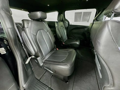 Used 2025 Chrysler Pacifica Select FWD image 36