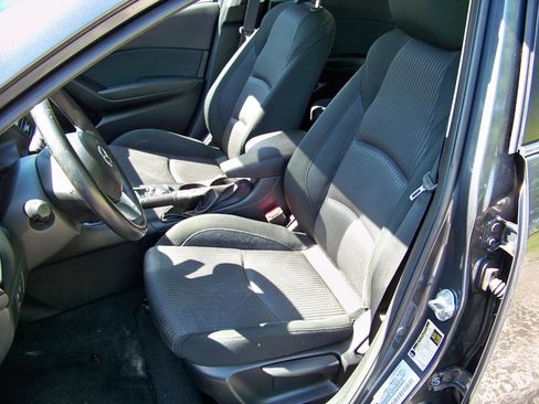 Used 2014 MAZDA MAZDA3 i Touring w/ Technology Package FWD image 29
