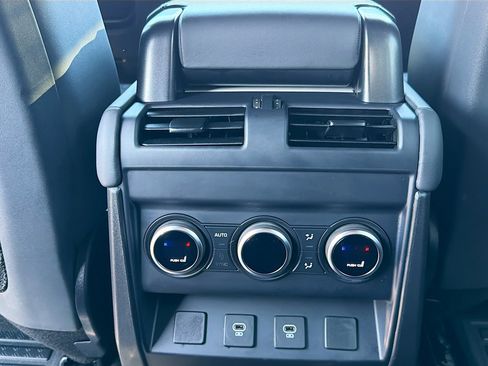 Certified 2025 Land Rover Defender 110 X-Dynamic SE AWD/4WD image 18