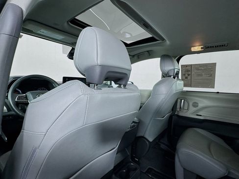 Used 2024 Toyota Sienna Limited image 19