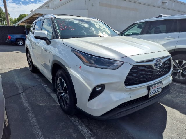 Used 2021 Toyota Highlander XLE AWD/4WD image 2