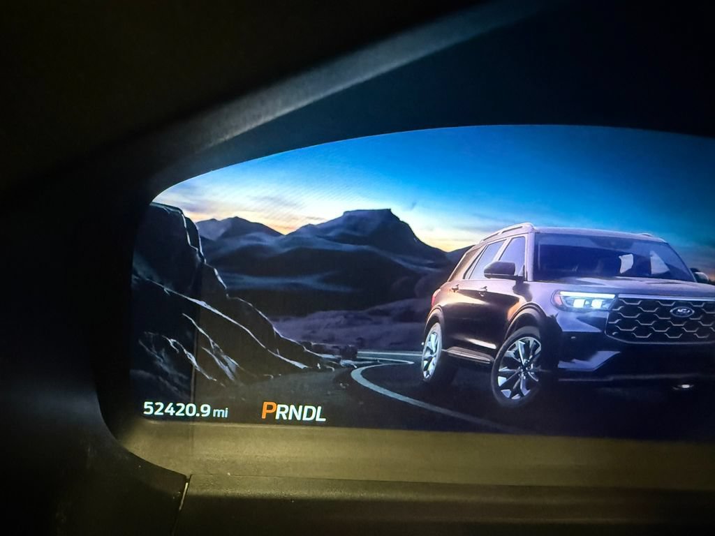 Used 2025 Ford Explorer Active AWD/4WD image 3