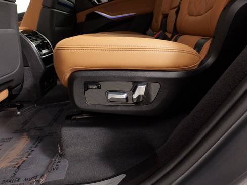 Used 2025 BMW X7 xDrive40i w/ Premium Package AWD/4WD image 36