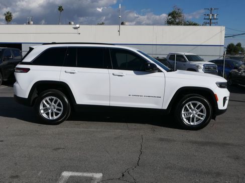 Used 2024 Jeep Grand Cherokee Laredo X image 3