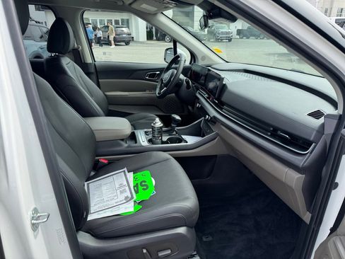 Used 2025 Kia Carnival EX FWD image 32