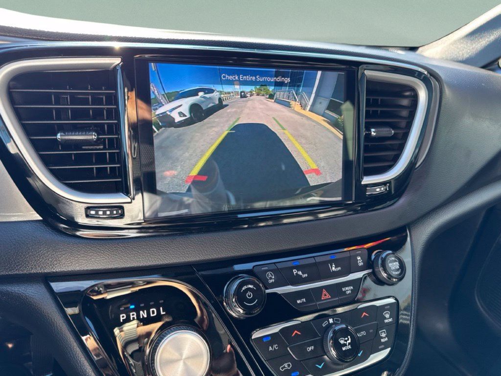Used 2025 Chrysler Pacifica Select FWD image 18