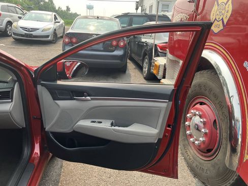 Used 2019 Hyundai Elantra SEL FWD image 25