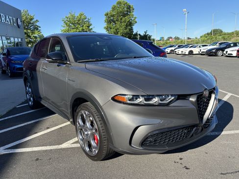 Certified 2024 Alfa Romeo Tonale Ti AWD/4WD image 11