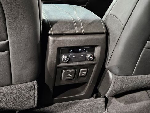 Used 2023 Chevrolet Traverse LT w/ LT Premium Package image 38