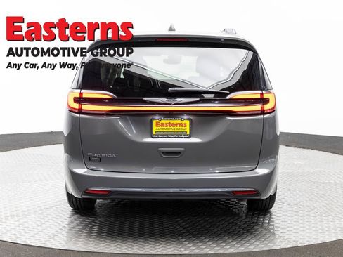 Used 2022 Chrysler Pacifica Touring-L image 6