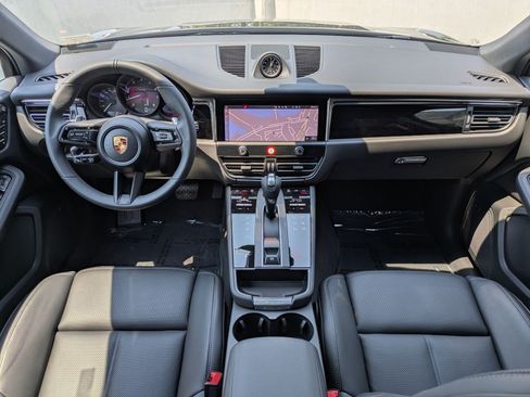 Certified 2025 Porsche Macan AWD/4WD image 22