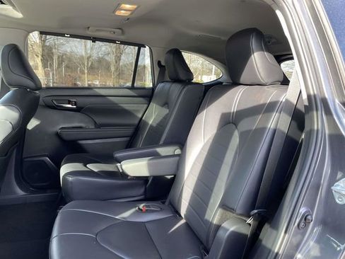 Used 2024 Toyota Highlander XLE image 17