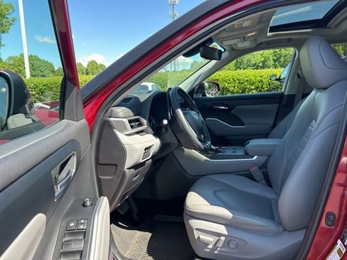 Used 2023 Toyota Highlander XLE FWD image 15