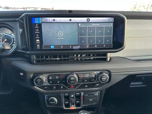 Used 2025 Jeep Wrangler Unlimited Sahara AWD/4WD image 14