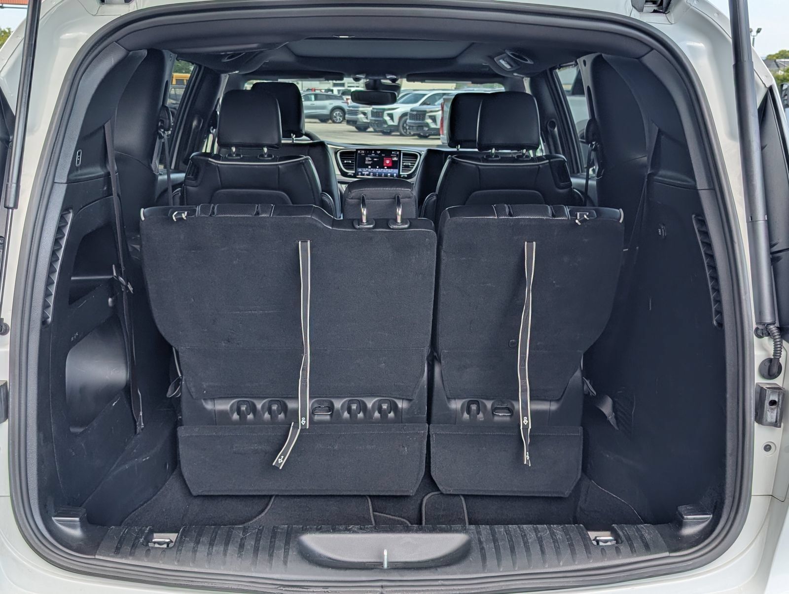 Used 2025 Chrysler Pacifica Limited FWD image 23