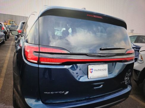 Used 2025 Chrysler Pacifica Limited image 15