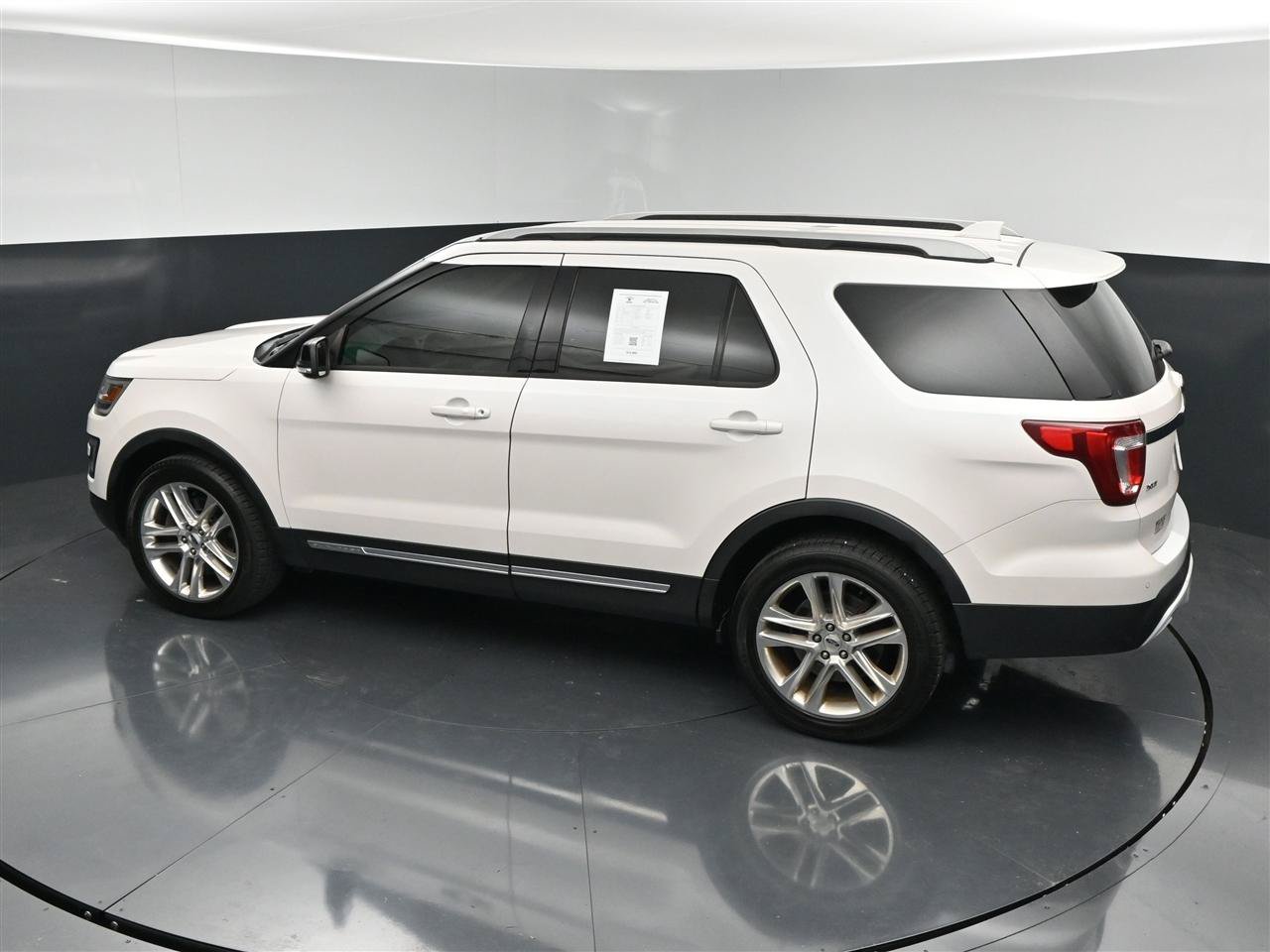 Used 2017 Ford Explorer XLT w/ Equipment Group 202A AWD/4WD image 26