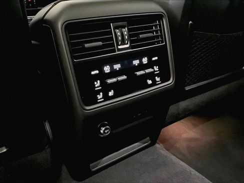 Used 2025 Porsche Cayenne GTS w/ Premium Package image 30