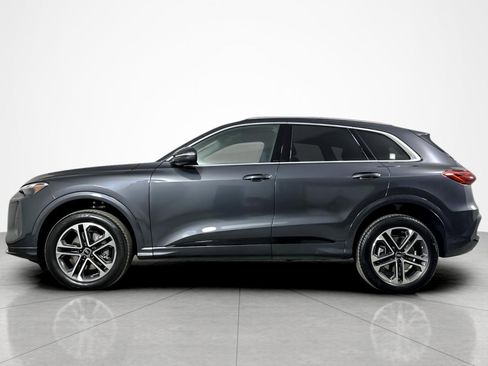 Used 2025 Audi Q5 Premium w/ Convenience Package image 2