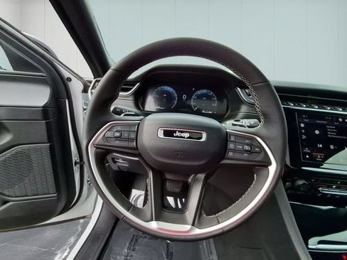 Used 2024 Jeep Grand Cherokee L Altitude AWD/4WD image 19