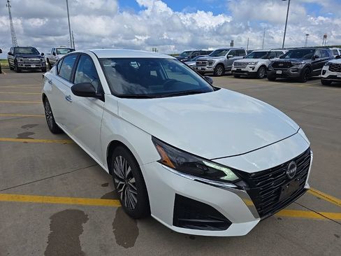 Used 2025 Nissan Altima 2.5 SV FWD image 4