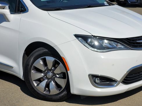 Used 2018 Chrysler Pacifica Limited w/ Advanced Safetytec Group image 3