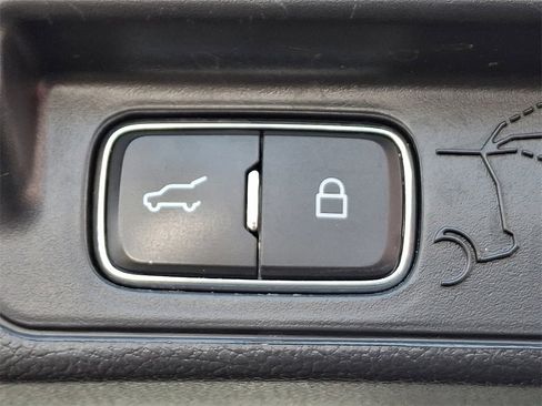 Used 2022 Ford Explorer XLT image 29