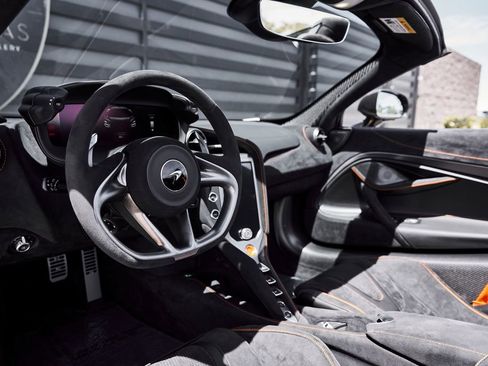 Used 2025 McLaren 750S Spider RWD image 2