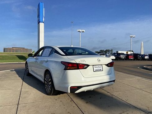 Used 2025 Nissan Altima 2.5 SV FWD image 12