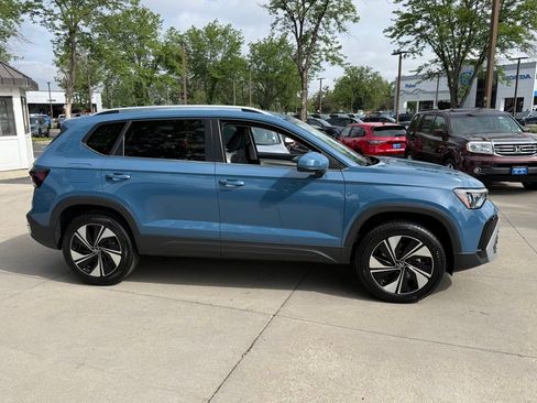 Used 2025 Volkswagen Taos SE AWD/4WD image 3