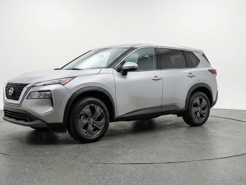 Used 2025 Nissan Rogue SV image 3
