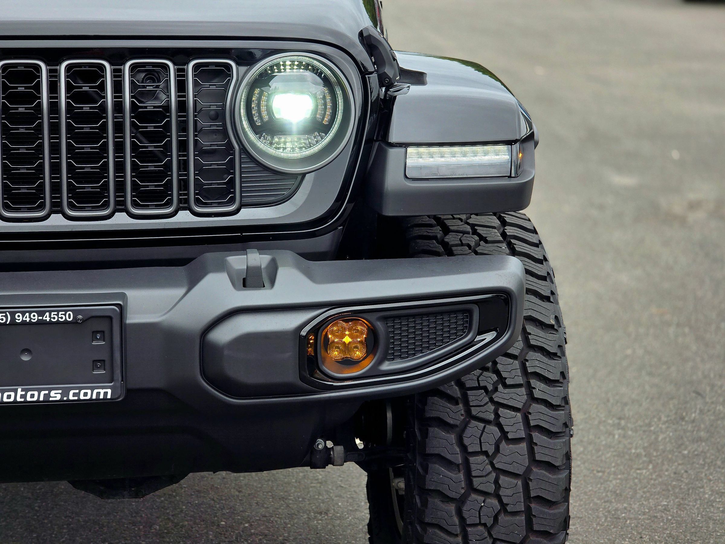 Used 2025 Jeep Gladiator Sport AWD/4WD image 4