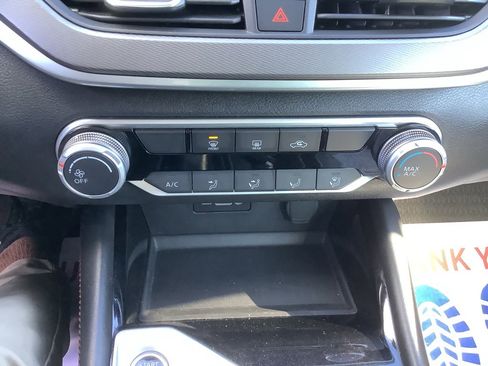 Used 2025 Nissan Altima 2.5 SR image 18