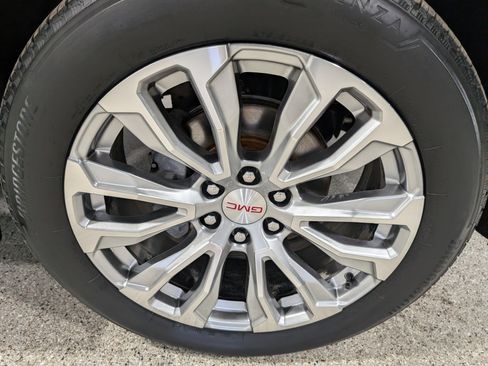 Used 2024 GMC Yukon XL Denali image 14