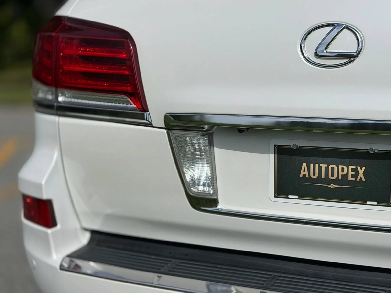 Used 2013 Lexus LX 570 4WD w/ Luxury Pkg image 45
