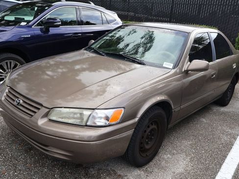 Used 1999 Toyota Camry LE image 2