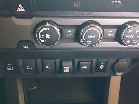 Used 2020 Toyota Tacoma TRD Off-Road w/ Technology Package RWD image 18