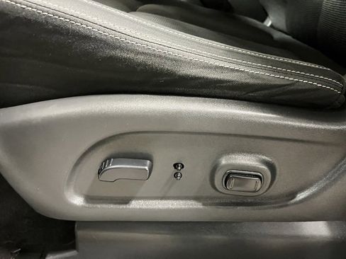 Used 2018 Nissan Titan SV w/ SV Convenience Package image 19