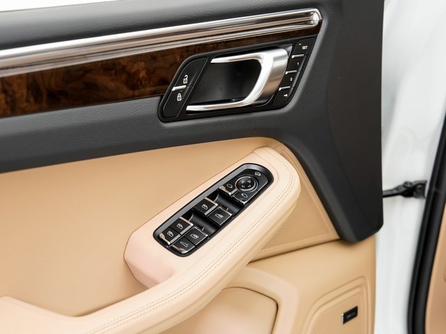 Certified 2026 Porsche Macan AWD/4WD image 8