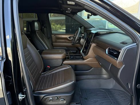 Used 2025 GMC Yukon Denali Ultimate AWD/4WD image 43