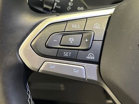Used 2025 Volkswagen Tiguan SE FWD image 21