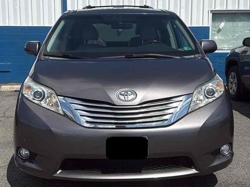 Used 2011 Toyota Sienna Limited w/ Premium Pkg image 2